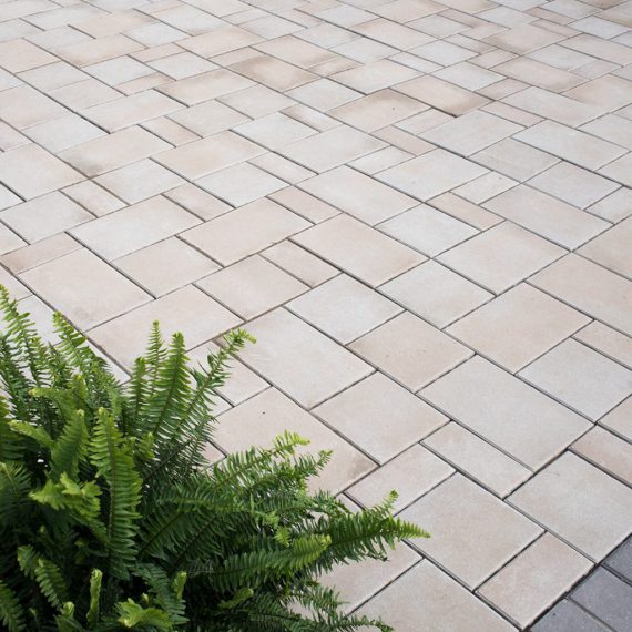 Highthorn sandstone with Bella moderna black accent paver border
